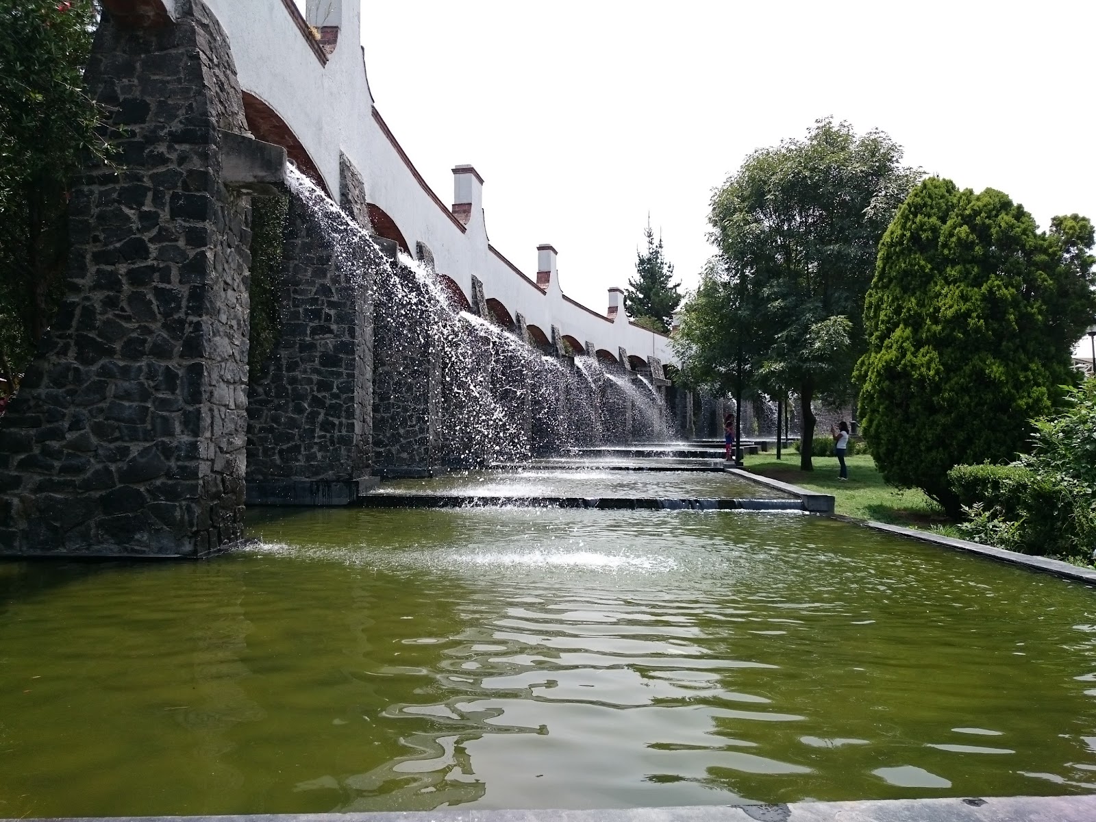 Remodelación 2013–2014: bancas, luminarias y acueducto restaurado